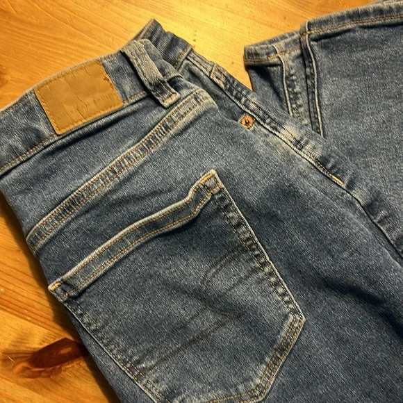 American Eagle MOM Jeans - Picture 4 of 7